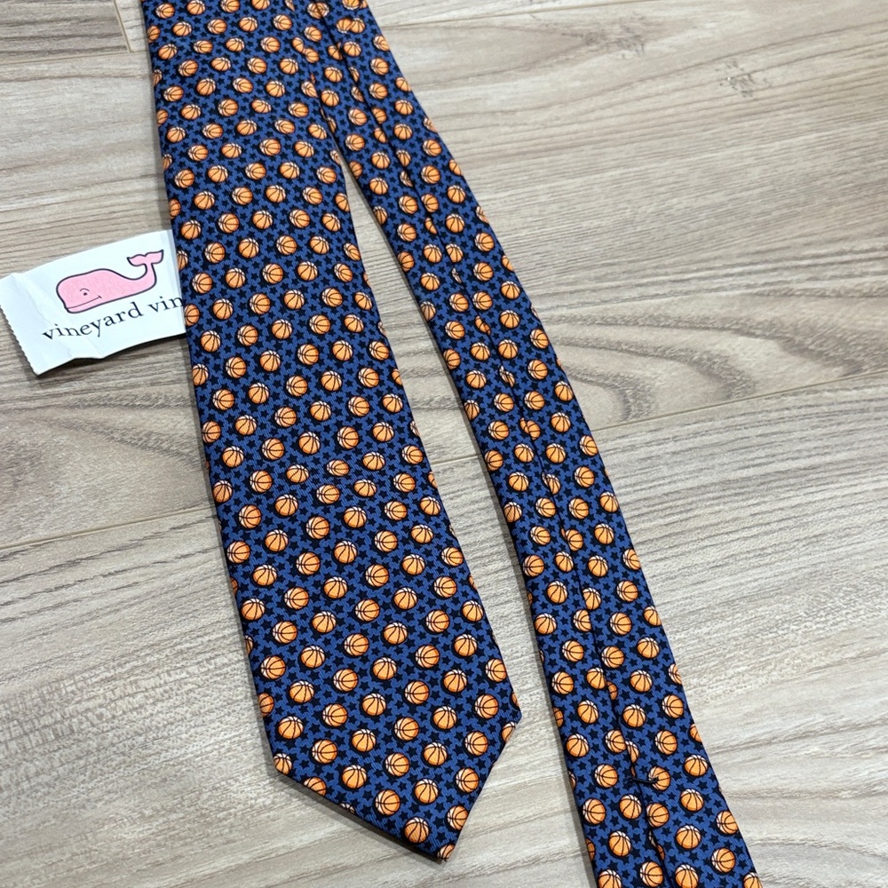 NWT Vineyard Vines Silk basketball patterned Navy Blue & Orange Men's Tie